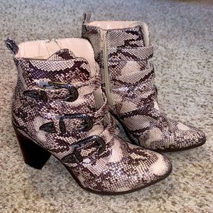 Jessie James decker x just fab snake heeled bootie size 9